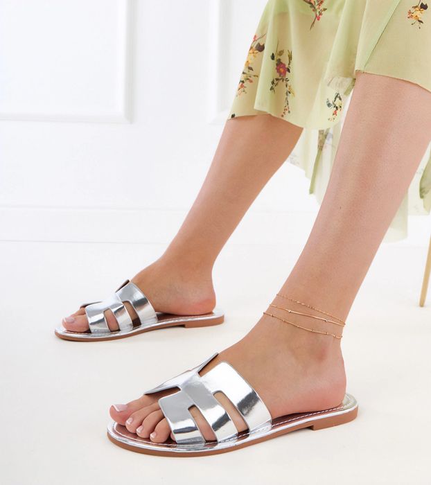 Srebrne klapki zdobione wycięciami Ragos