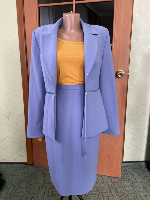 Жіночий офіційно-діловий костюм