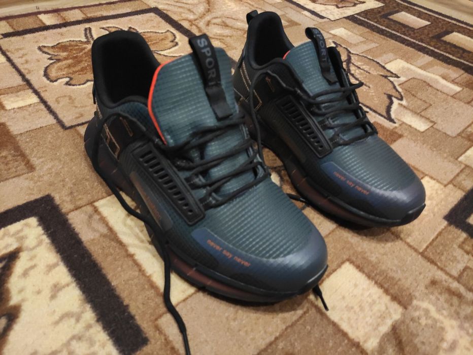 Продаются кроссовки новые большого размера