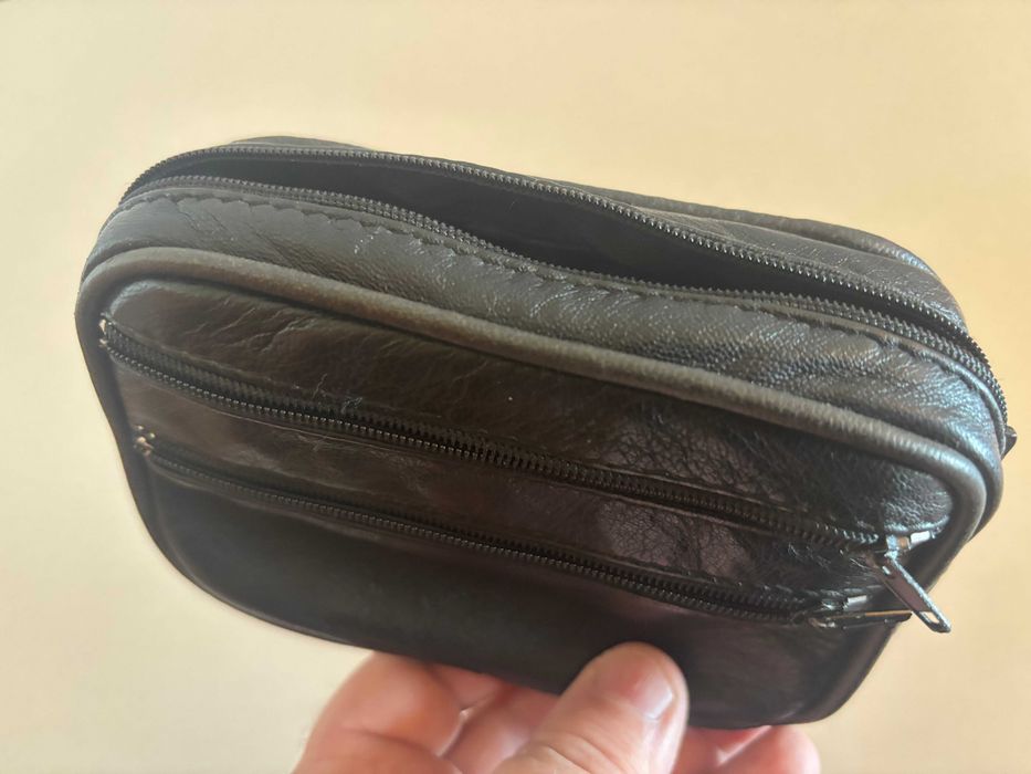 Bolsa/Pochete em pele €5 com portes incluídos.