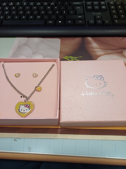 Fio prateado e brincos da Hello Kitty