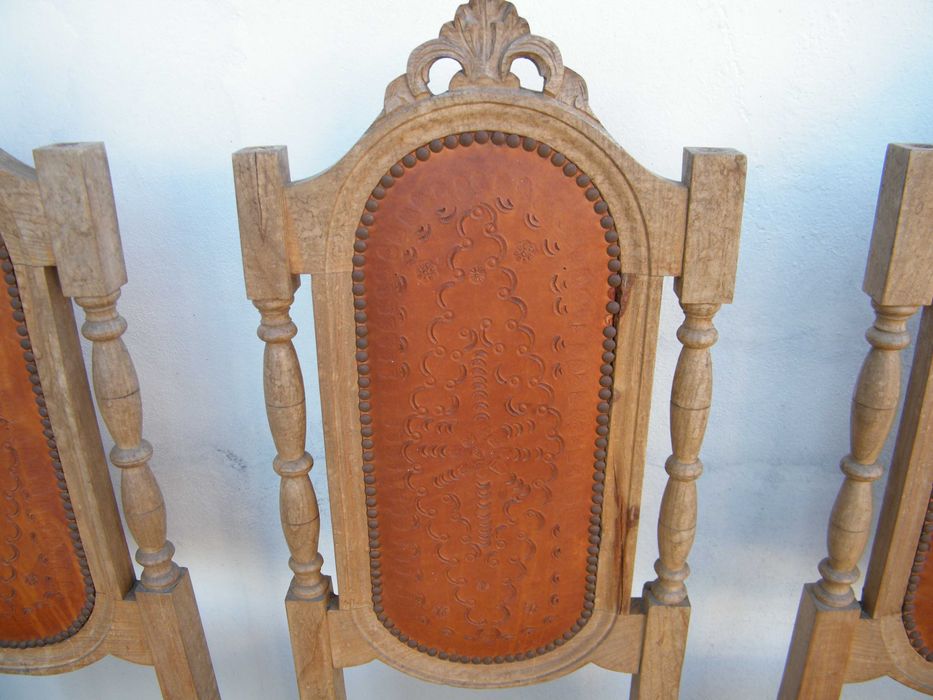 Cadeiras em pele natural em bom estado.