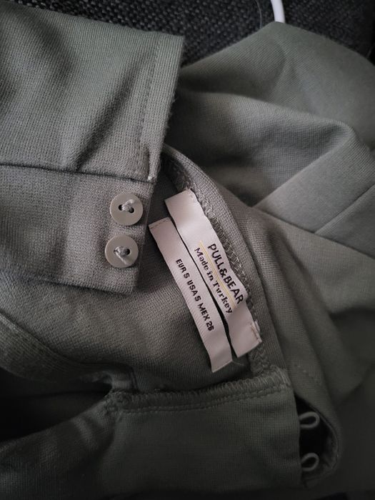 Sukienka zielona, krótka, golf, khaki, S, Pull&bear, bez rękawów, obcisła, choker