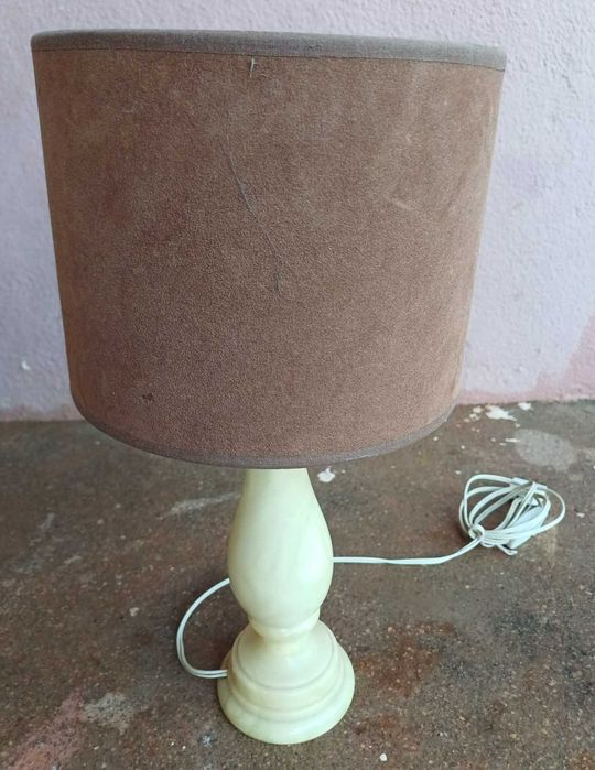Candeeiro de mesa de cabeceira, com abajur em tecido e a base mármore
