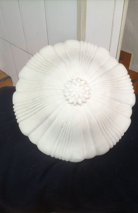 Candeeiro de tecto em gesso - peça com charme.