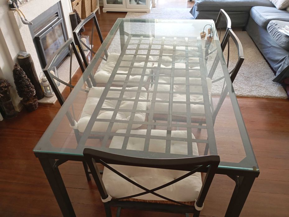 Mesa de Jantar e 6 Cadeiras com Almofadas – Excelente Oportunidade