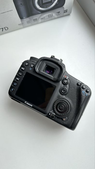 Canon 7D + Canon 50mm f1.8 + Canon Speedlite 600EX-RT + Youngnuo YN622C ii