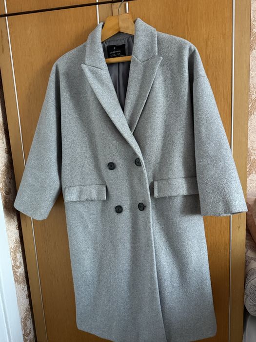 Пальто сірого кольору