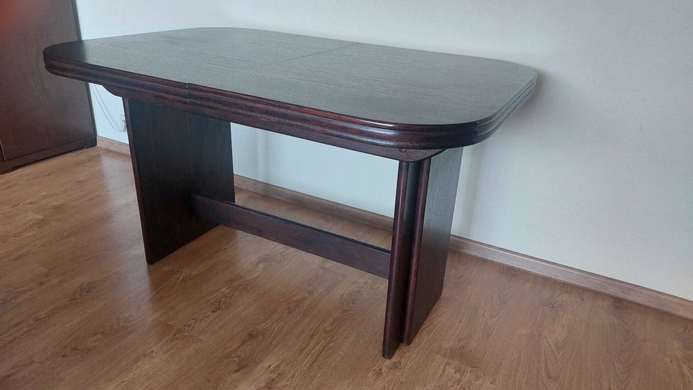 Stół rozkładany od 130cm do 250cm, fornir ciemny orzech, lakier półmatowy. Używany, lecz w bardzo dobrym stanie