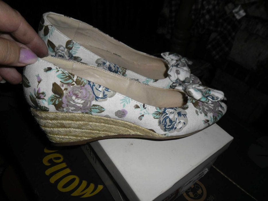 nowe buty w kwiaty z wyciętym palcem roz.39