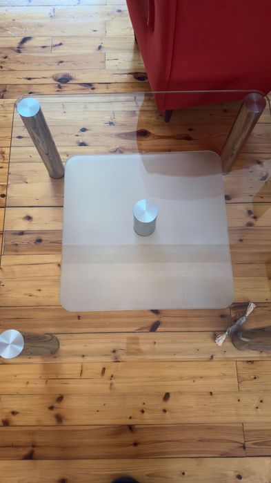 Stolik kawowy szklany o wymiarach 90x90 cm.