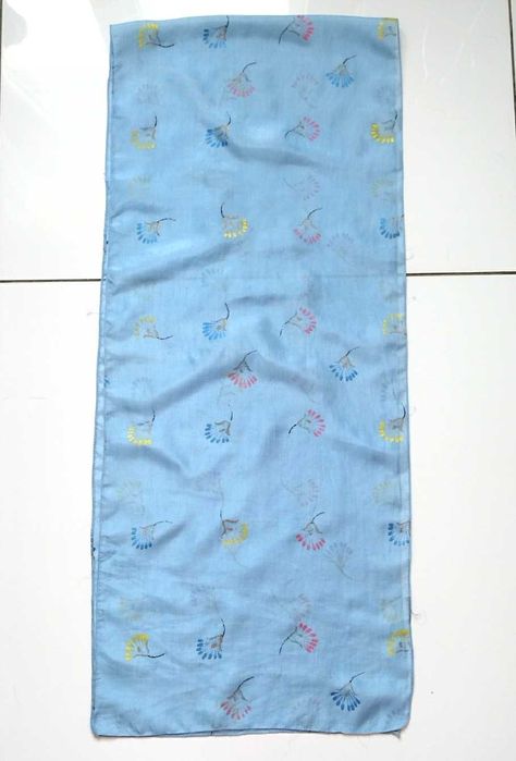 Szalik Chustka apaszka 100% Jedwab w delikatne kwiaty