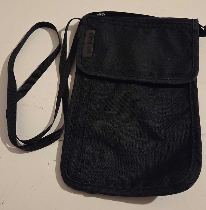 Saszetka Tatonka 14x21 cm dwa zamki na szyję czarna