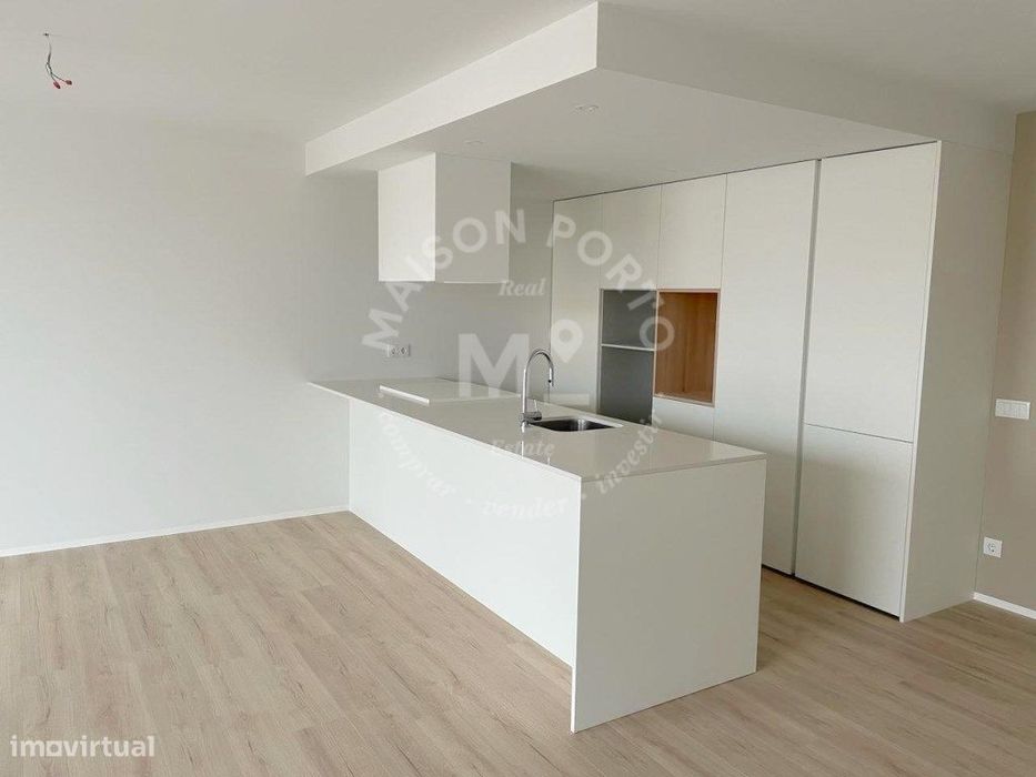 Apartamento T3 com Suite, Varanda com churrasqueira e Box de Garage...