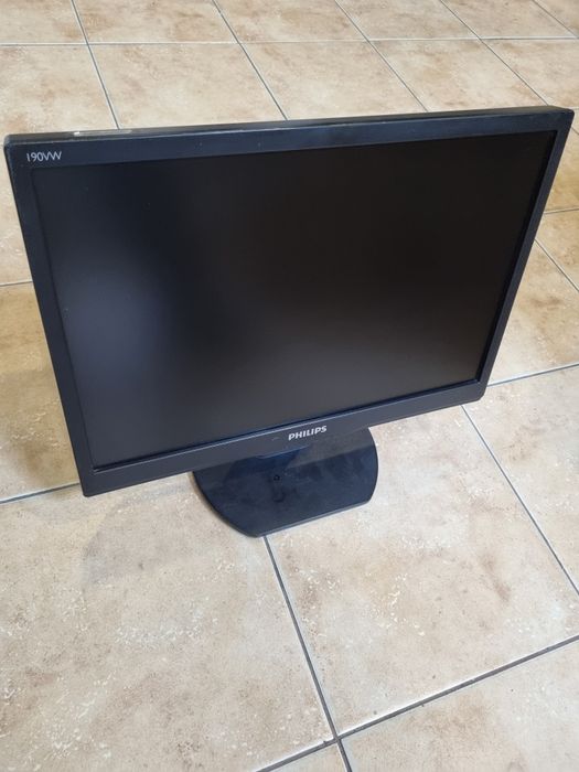 Продам 4 монітори + міні П.К. в подарунок. Ціна за усе.