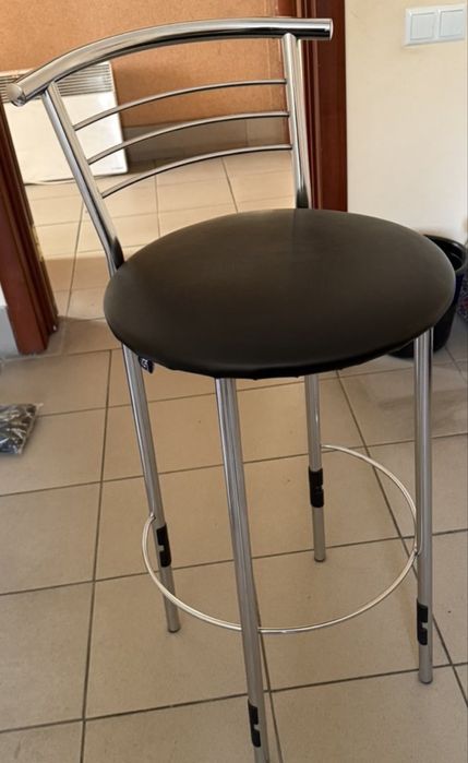 Продам столи компʼютерні письмові (офісні) та інші.  Крісла на колесах