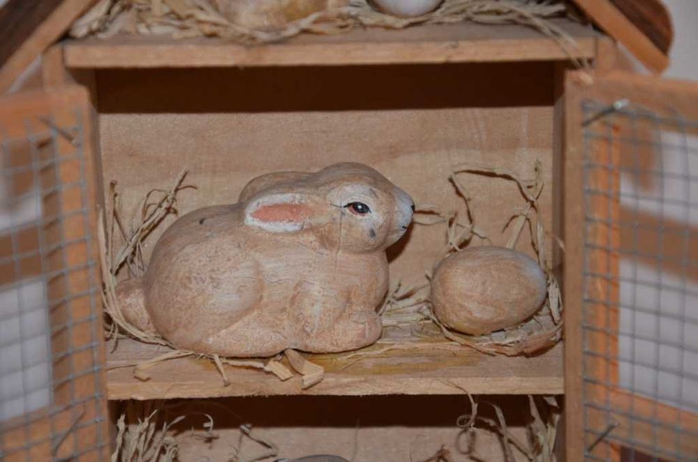 Gaiolas em madeira, com coelhos e galinhas