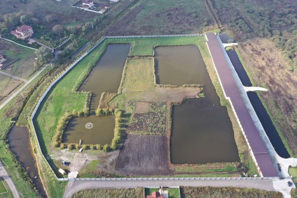 Ділянка 4 га з озерами та з складськими приміщеннями 2429м Білогородка