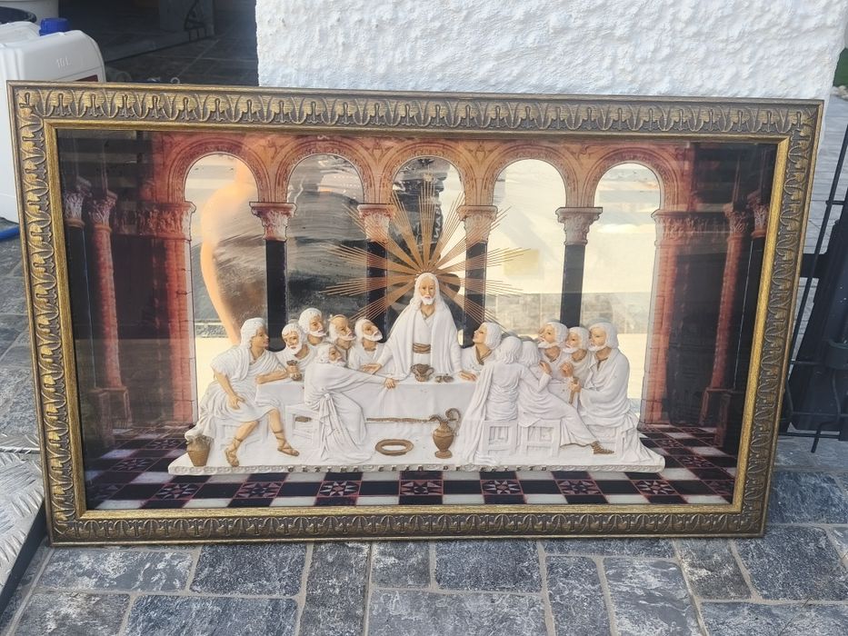 Quadros religiosos em relevo