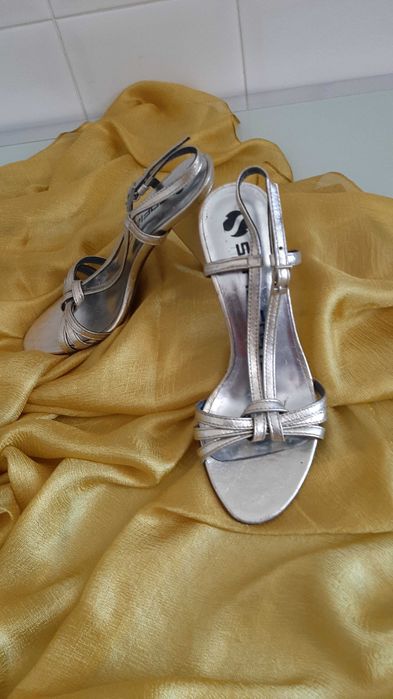 Sandálias de mulher douradas