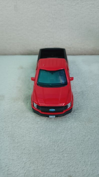 Машина червона Ford