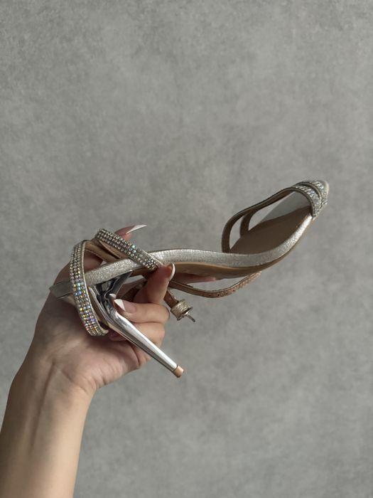 Босоніжки на каблуку