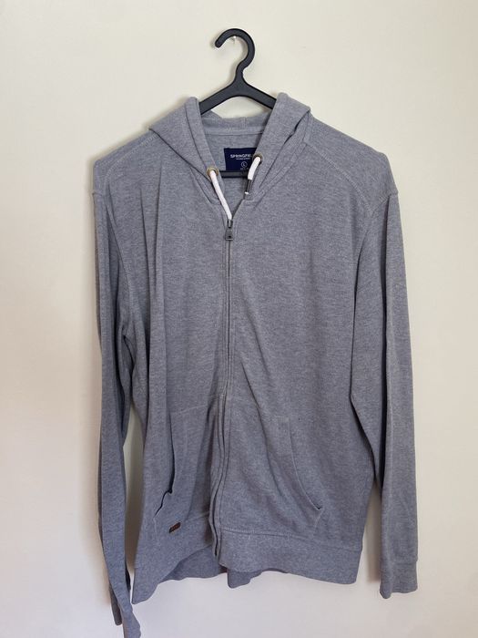 Casaco cinzento com capuz