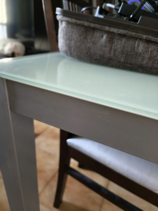 Mesa de jantar tampo de vidro e em metal