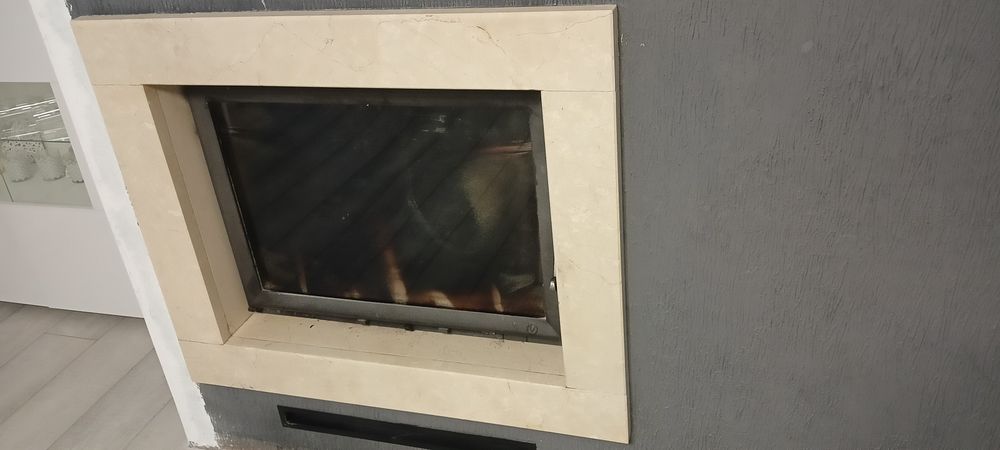 Ramka opaska kominka z marmuru Breccia