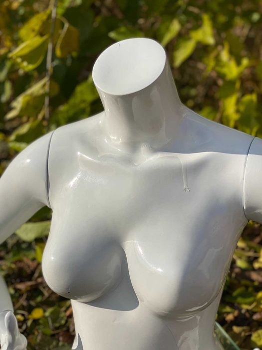 Жіночий манекен-тулуб Італія, б/у, білий колір з руками