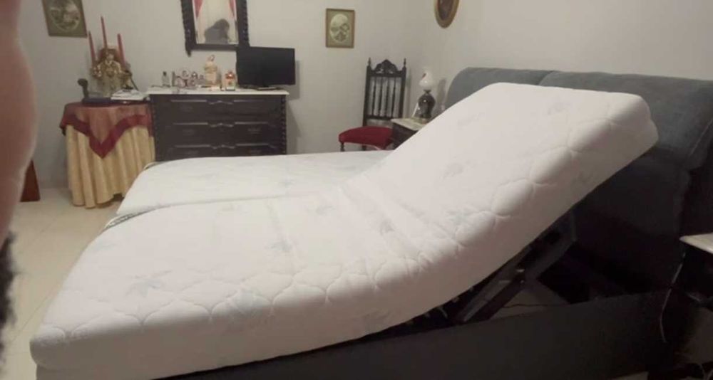 Dois estrados articulados elétricos e dois colchões