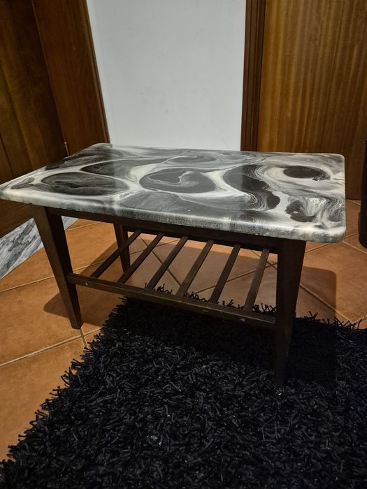 Mesa em lacado para uso diverso