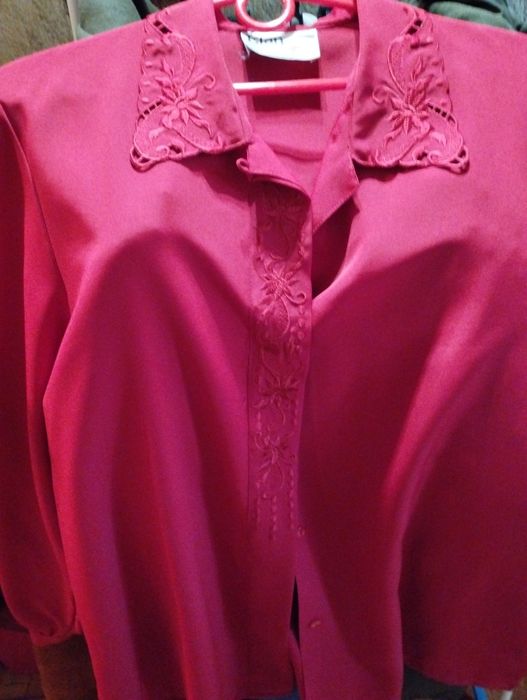 Блуза жіноча з вишивкою.