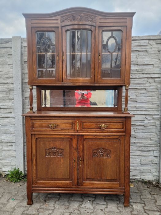 Ciekawy kredens secesyjny.