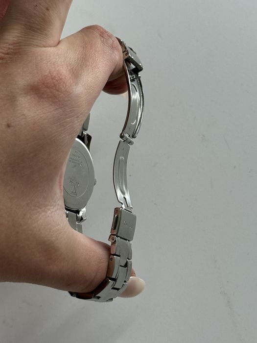 srebrny damski zegarek guess z cyrkoniami krysztalkami i indeksami