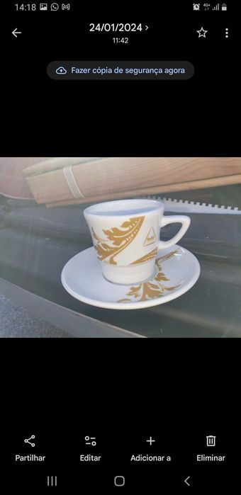 Conjunto de chaveva de café e pires para coleção
