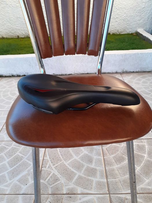 Assento de Gel, de fabrico Italiano, em excelente estado.