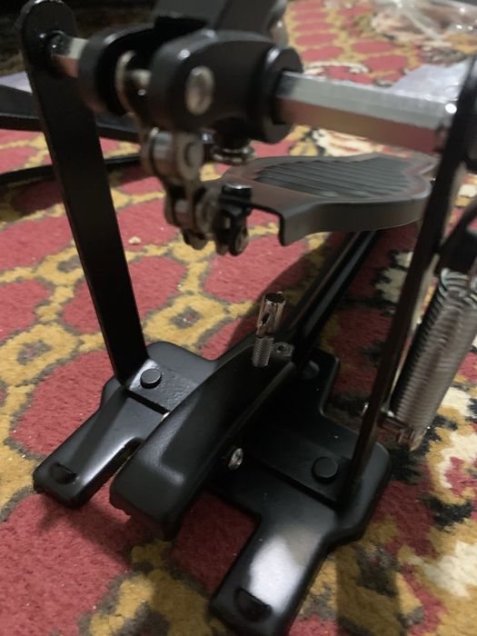 Педаль для бас бочки (барабана), педи, пружини для барабана, щотки.