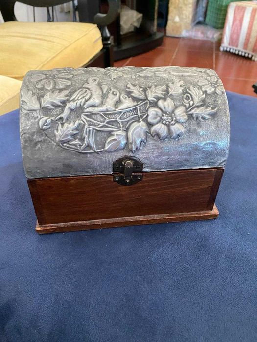 caixinha de madeira com tampo em pratinha, bom estado