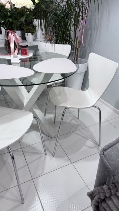 Стільці білого кольору для кухні