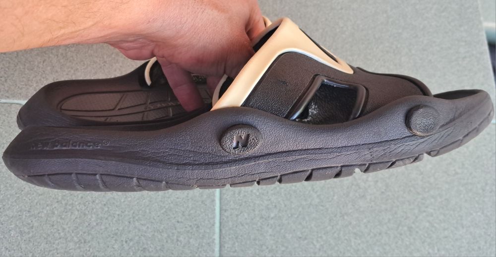 Продам оригінальні шльопки New Balance