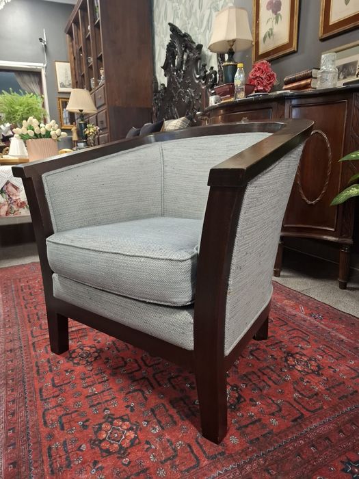 Poltrona contemporânea em madeira maciça.