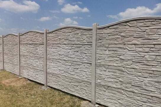 Залізобетонний забор, паркан. Огорожі. Ворота. Бетонні стовпи.