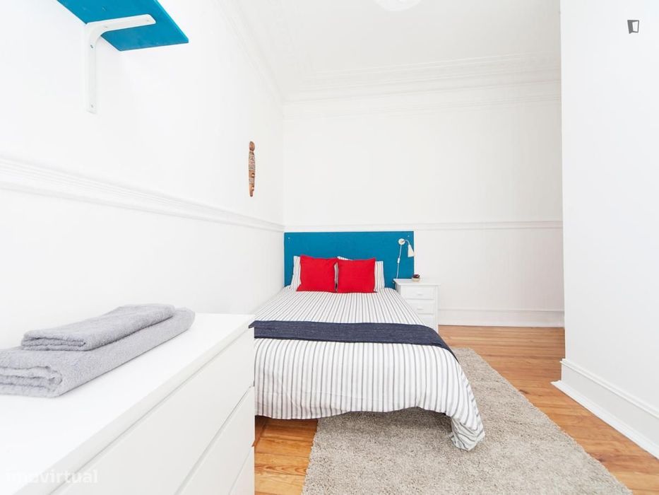 Quarto - localizado em São Sebastião Lisbon