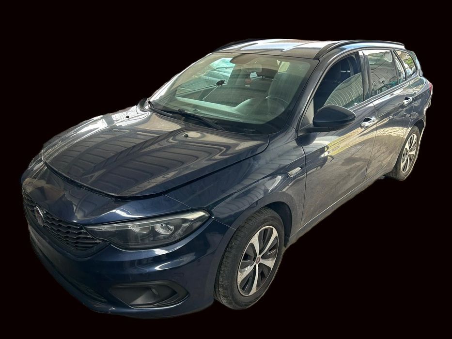 Fiat Tipo SW (2018) - Frente Completa / Motor