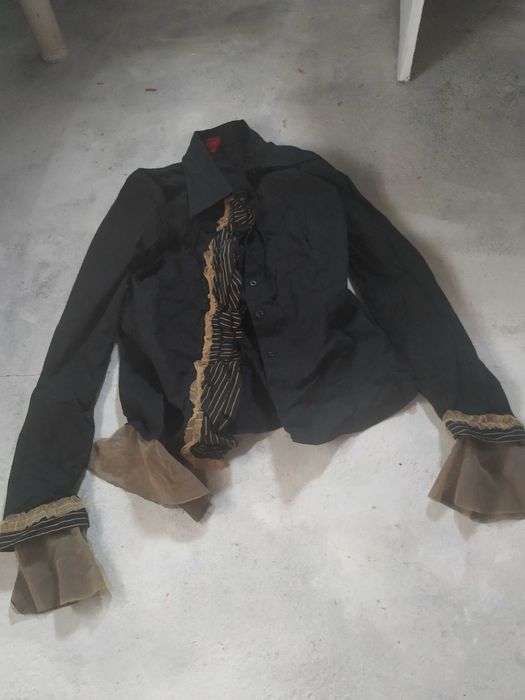 Camisa preta com folhos S