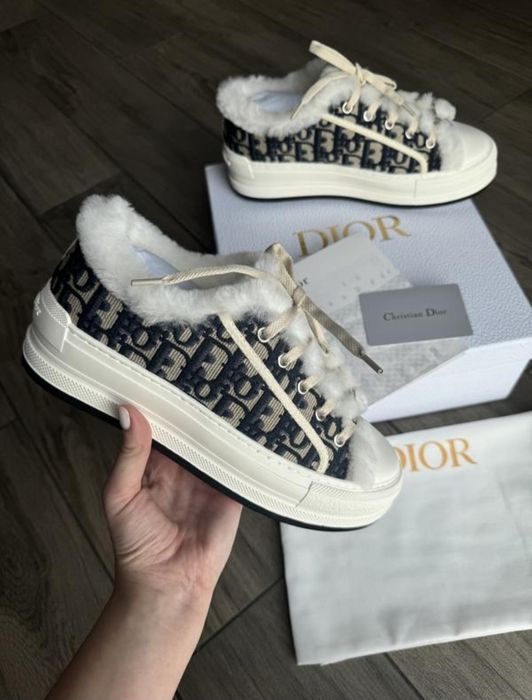 Stylowe sneakersy z futerkiem - ciepłe i wygodne