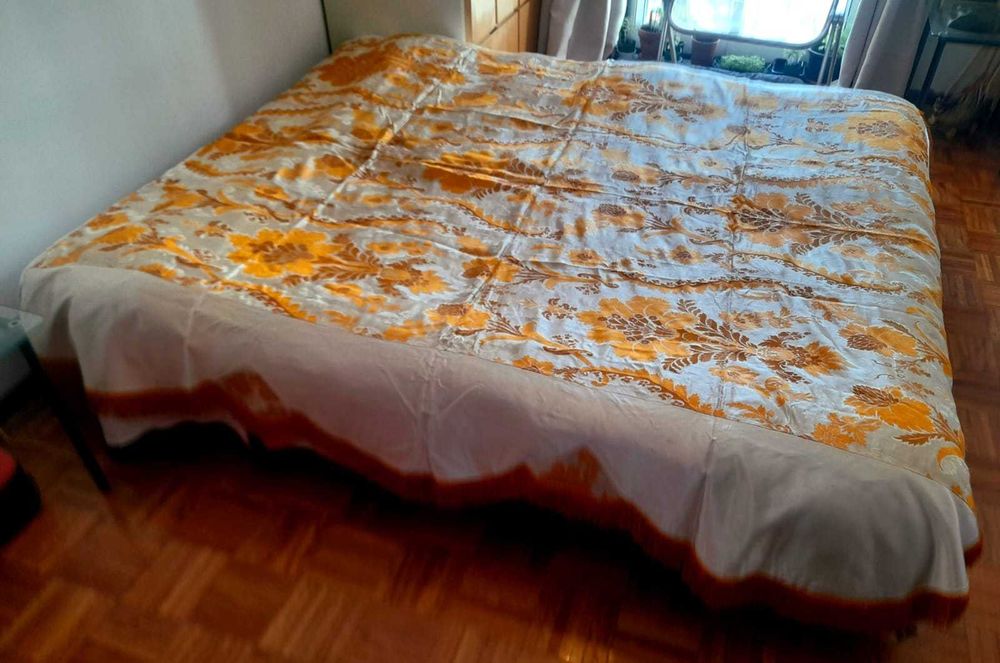 Colcha Antiga Acetinada Motivos Florais Amarelos