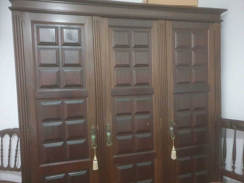 VENDE-SE MÓVEIS ANTIGOS:
Mesas, cadeiras, comodas, camas e outros.