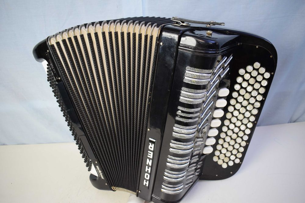 Acordeao Hohner III S. N 217